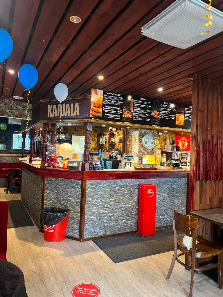 Baari, menu-taulut ja palvelutiski.
