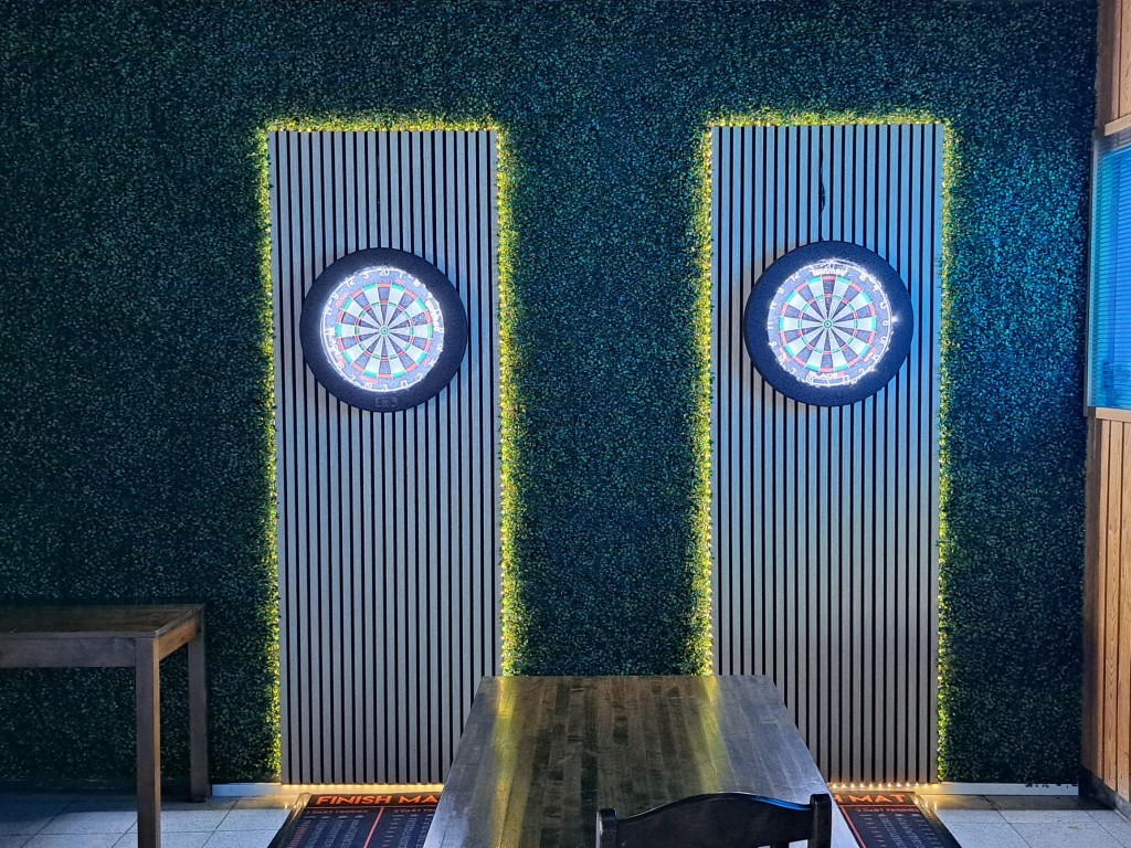 Darts-seinä ja pelialue.